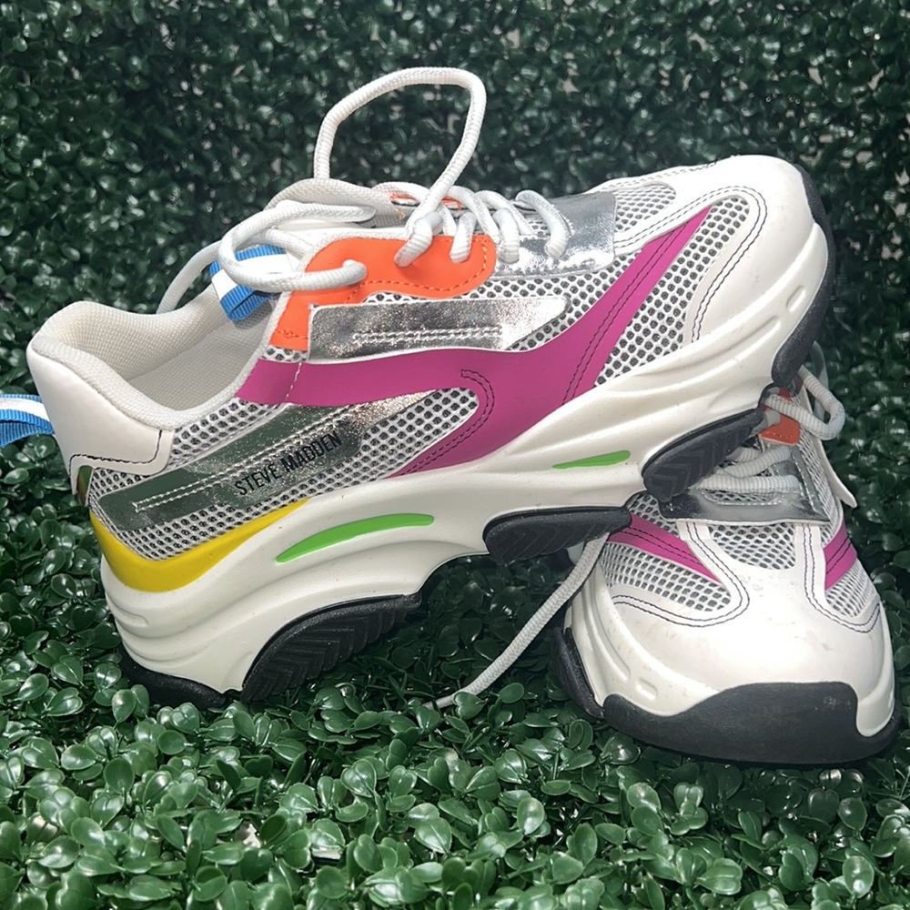 EUC Steve Madden Sneakers size 9 women’s
